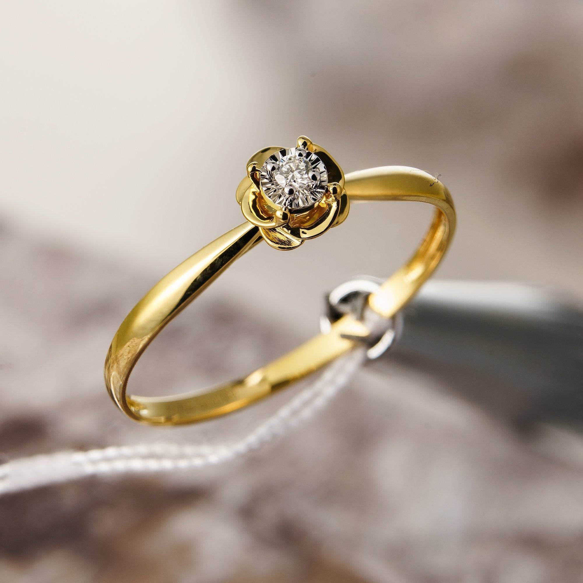 18k Natural Diamond engagement ring yellow Gold 0.019ct Ring Size 6 0.901g
