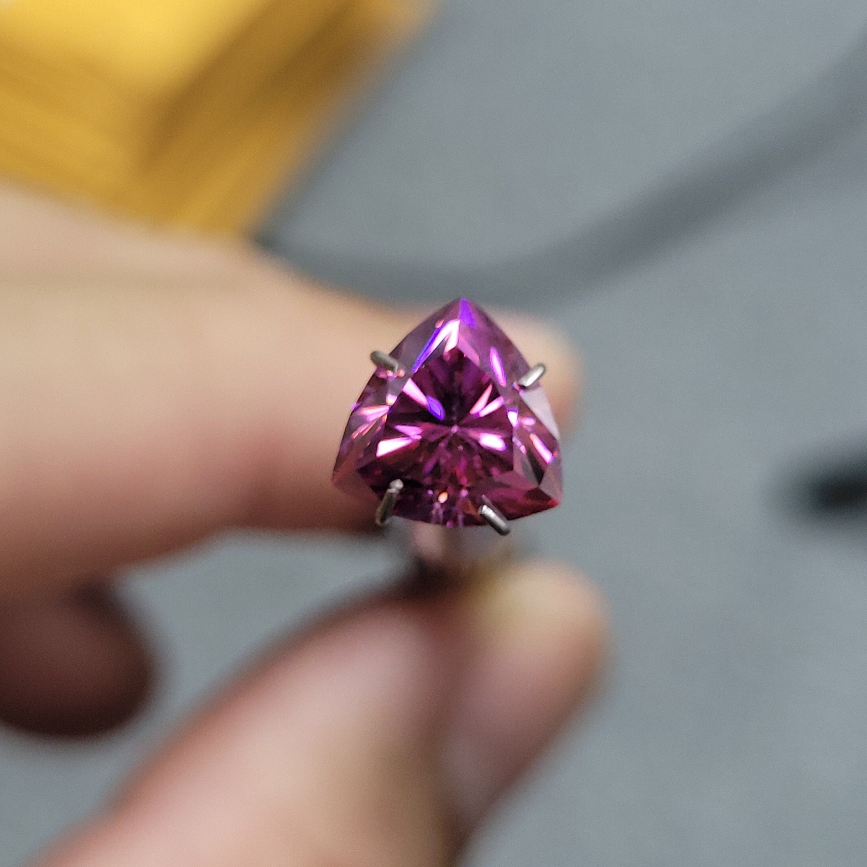 moissanite 8mm 2ct certified vvs1 purplish red trillion cut gra gemstone